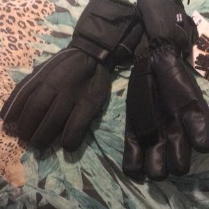 gloves with heating. requires AA batteries